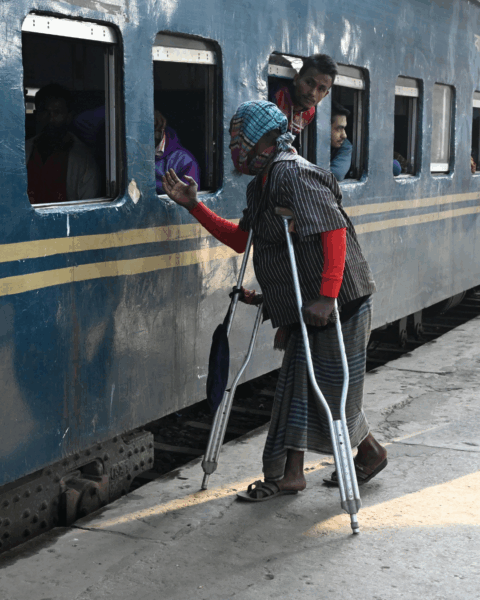 Persoon met krukken naast een trein, als illustratie van de risico’s van infectieziekten zoals difterie, tetanus en polio.